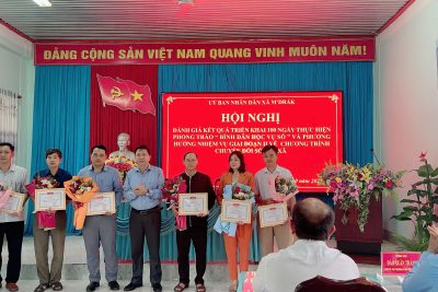 TRƯỜNG THCS HÙNG VƯƠNG THAM GIA HỘI NGHỊ ĐÁNH GIÁ KẾT QUẢ TRIỂN KHAI 100 NGÀY THỰC HIỆN PHONG TRÀO  “BÌNH DÂN HỌC VỤ SỐ” VÀ PHƯƠNG HƯỚNG NHIỆM VỤ GIAI ĐOẠN II VỀ CHƯƠNG TRÌNH CHUYỂN ĐỔI SỐ CẤP XÃ