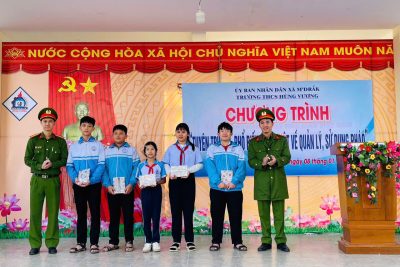 CÔNG AN XÃ M’DRẮKPHỐI HỢP TUYÊN TRUYỀN PHỔ BIẾN PHÁP LUẬT VỀ QUẢN LÝ, SỬ DỤNG PHÁO TẠI TRƯỜNG THCS HÙNG VƯƠNG M’DRẮK