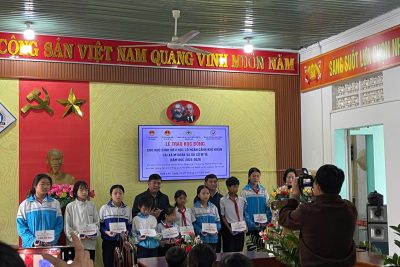 HỌC SINH TRƯỜNG THCS HÙNG VƯƠNG NHẬN HỌC BỔNG TỪ TRUNG TÂM BẢO TRỢ XÃ HỘI VÀ TRẺ EM TỈNH ĐẮK LẮK